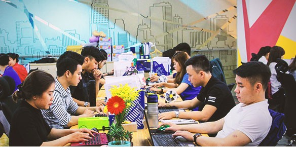 Con người & môi trường làm việc