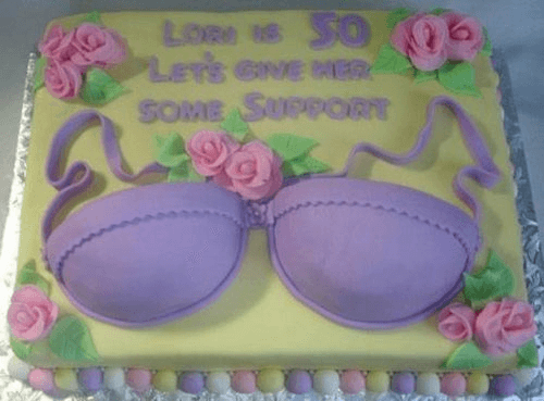 Hình ảnh chiếc bánh sinh nhật với chiếc áo lót màu tím mộng mơ sẽ khiến bạn cười mãi