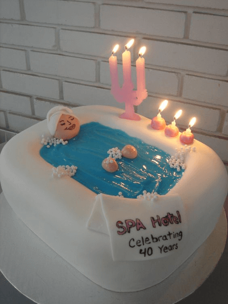 Hình ảnh chiếc bánh sinh nhật siêu lầy lội dành cho bạn thân - những cô nàng thích tắm bồn