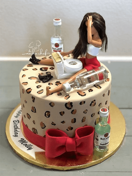 Hình ảnh chiếc bánh sinh nhật cô gái say rượu ôm nhà vệ sinh siêu lầy lội
