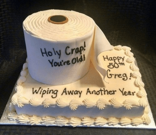 Hình ảnh chiếc bánh sinh nhật với cuộn giấy vệ sinh dành cho những ai hay đi tiểu tiện, đại tiện