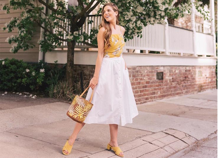 Váy màu vàng kết hợp với giày màu gì để tự tin sải bước?