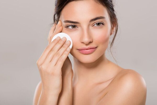 Tẩy trang giúp loại bỏ lớp makeup và bụi bẩn trên da