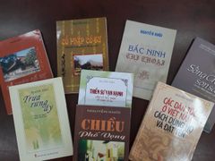 Tác giả Nguyễn Khôi tặng sách