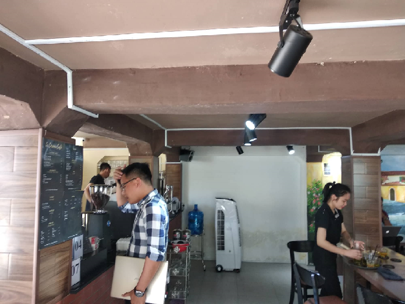 Loa cho quán cà phê Goldsound được lắp đặt tại quán Le Corner