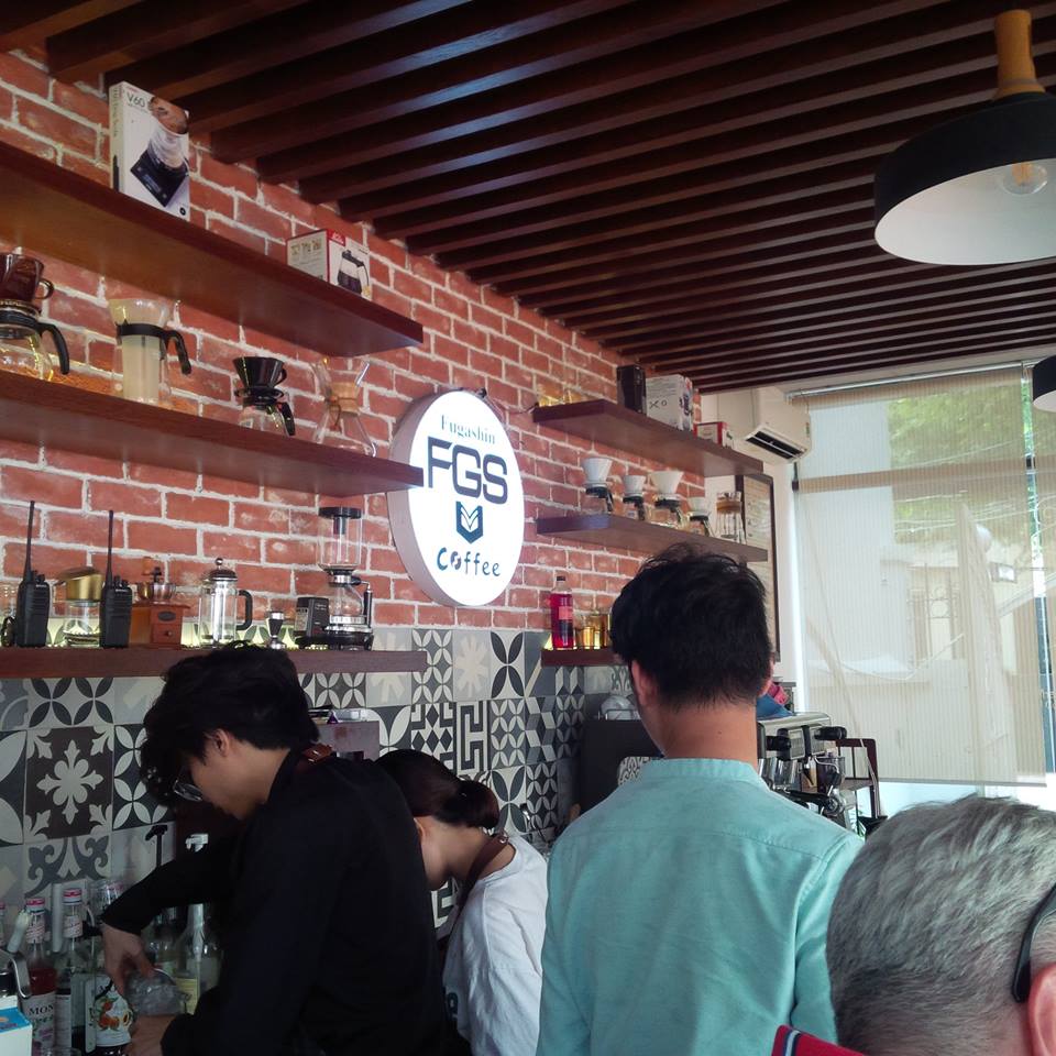 Trời mưa tầm tã.. Goldsound vẫn cố gắng lắp hệ thống loa cho FGS COFFE
