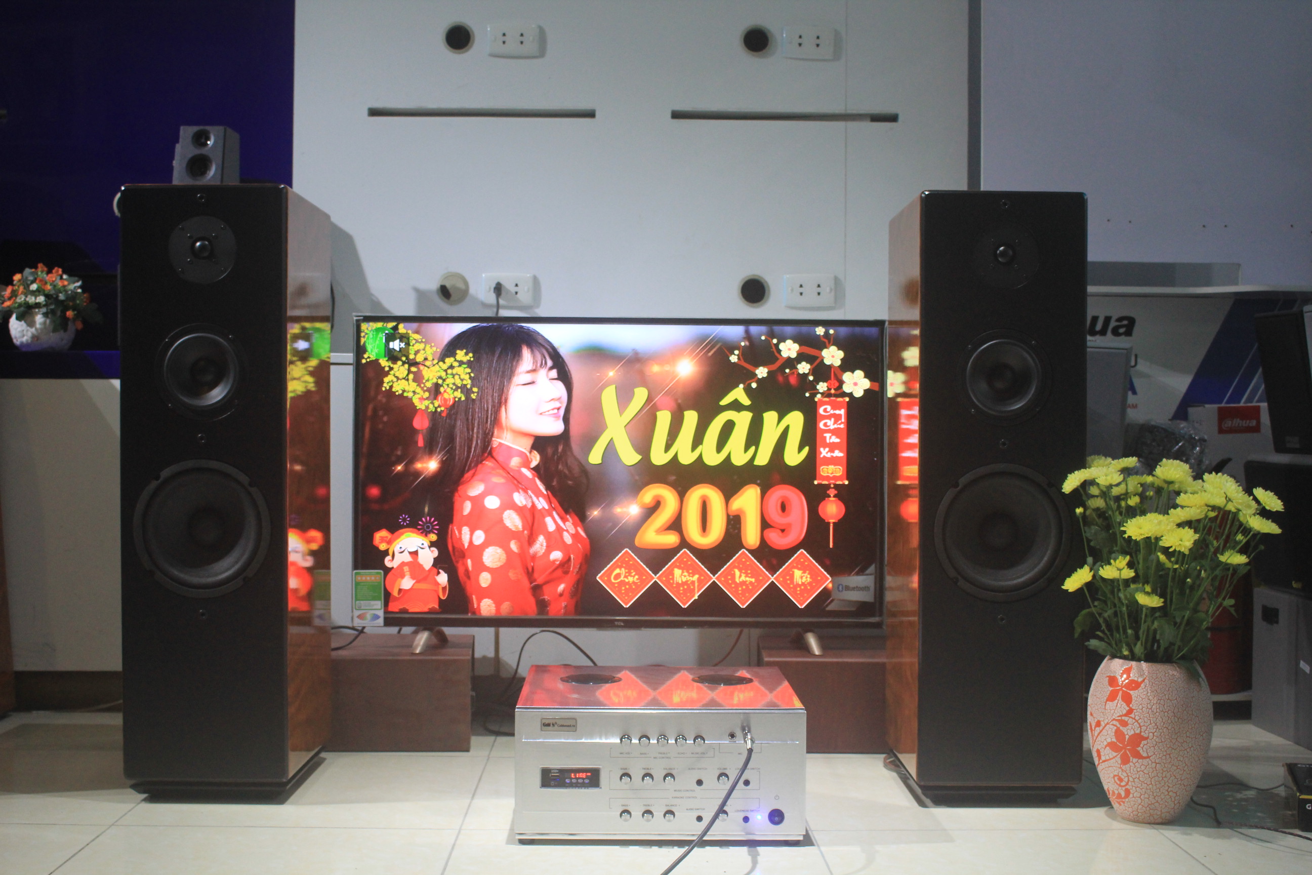 Dàn karaoke cho gia đình trong dịp tết này V390 cao cấp (amly karaoke A1200 + 02 loa cây V390)