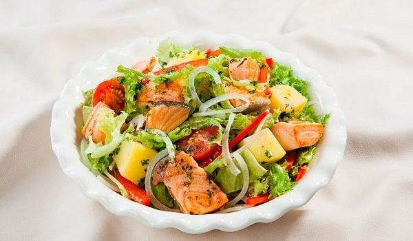 Salad trộn cá hồi là món ăn phân phối cho bạn rất nhiều dưỡng chất tốt cho cơ thể