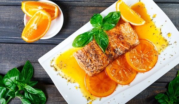 Vị chua ngọt của cam hòa quyện cùng vị béo ngậy của cá sẽ là món ăn cực hấp dẫn