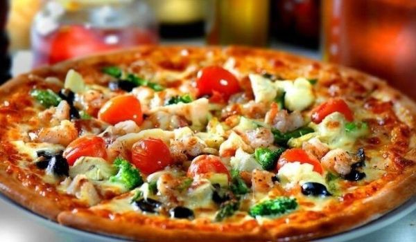 Cách làm pizza tại nhà dễ chưa từng thấy, dù bạn có lò nướng hay không!