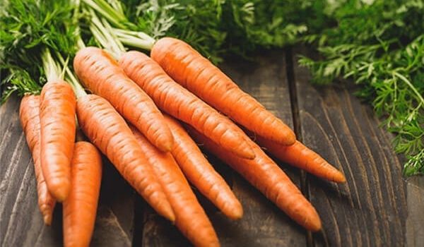 Cà rốt làm cho màu vị lẩu trông bắt mắt và ngon miệng hơn