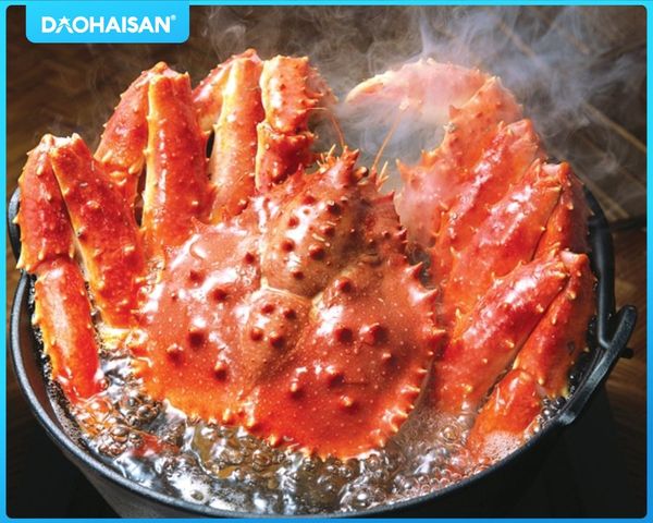 Thức ăn của Cua Hoàng Đế thường là các loại sinh vật dưới đáy biển như trai, ốc, giun biển, tảo, nhím biển