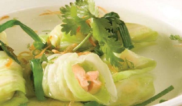 Cá hồi phi lê cuộn bắp cải cό vị thanh ngọt và béo đặc trưng của cá.