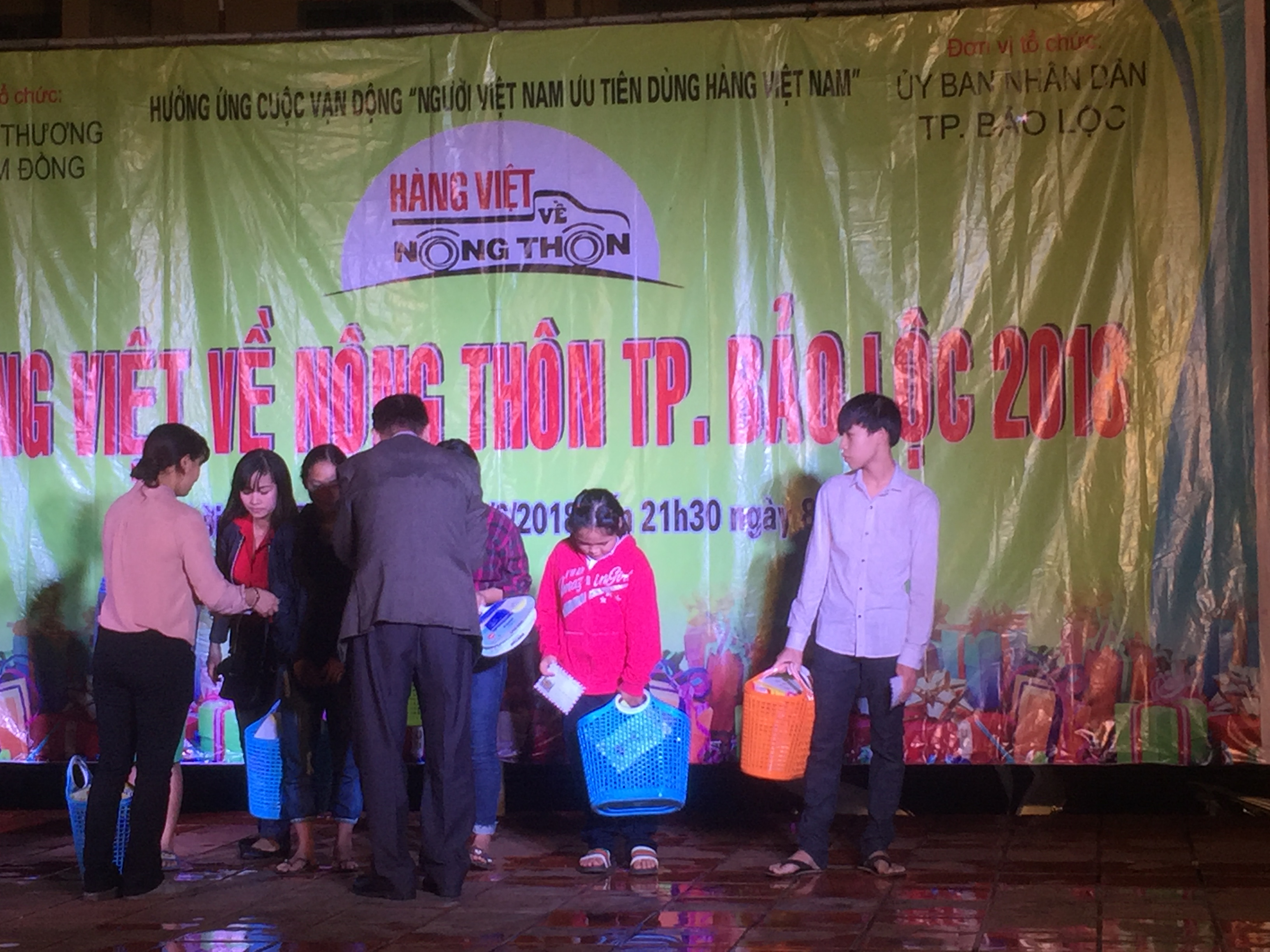 Hoành Kiến Đạt tham gia phiên chợ Hàng Việt về nông thôn tại tỉnh Lâm Đồng