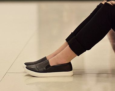 Đủ các mẹo trong nhà cho mẹ khử mùi giày và tất