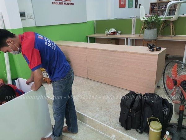 ban chan sat co vach ngan telesales dep