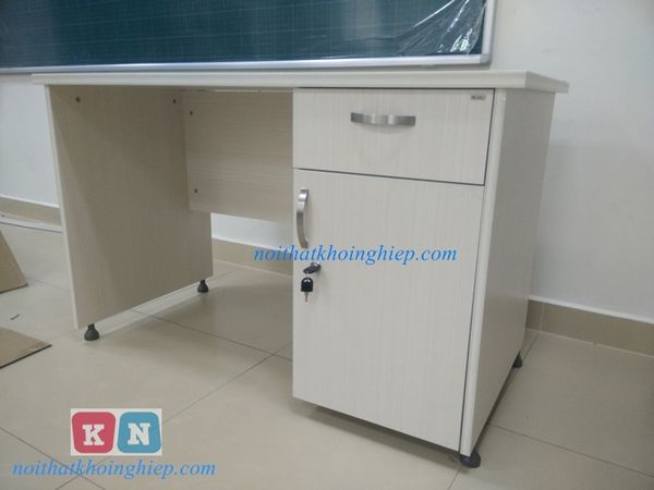bàn làm việc có hộc sát đất