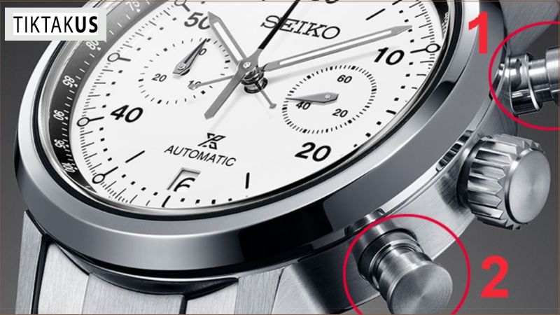 Hai nút bấm thường được đặt ở vị trí 2 giờ và 4 giờ trên vỏ đồng hồ.