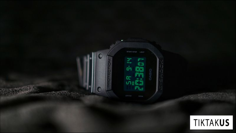 DW-5600E-1VDF là một trong những mẫu G-Shock cổ điển nhất, với thiết kế vuông vức, đơn giản và bền bỉ