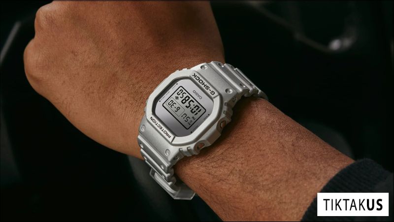 DW-5600FF-8DR là một phiên bản đặc biệt của dòng DW-5600, với thiết kế trong suốt độc đáo