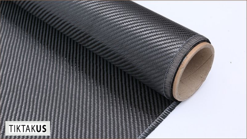Nhìn kỹ bề mặt carbon thật sẽ thấy rõ các bó sợi đan xen liền mạch.