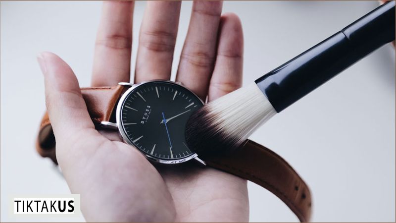 Vệ sinh đồng hồ thường xuyên.