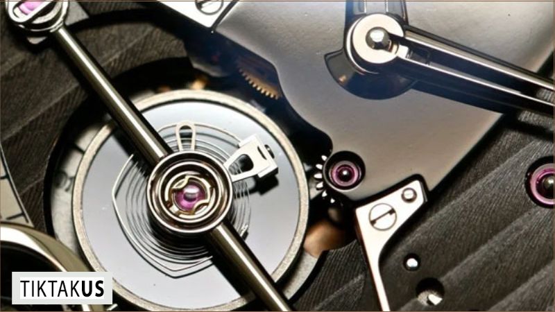 Vật liệu chế tạo bánh xe cân bằng ảnh hưởng trực tiếp đến độ chính xác, độ bền và giá thành của đồng hồ.