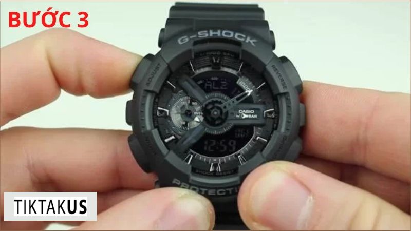 Nhấn nút ADJUST cho đến khi màn hình hiển thị chữ OF hoặc OFF.