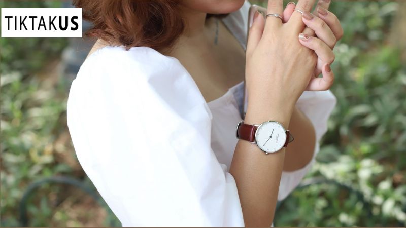 Màu sắc đồng hồ đóng vai trò quan trọng trong việc tạo nên tổng thể hài hòa và nổi bật.