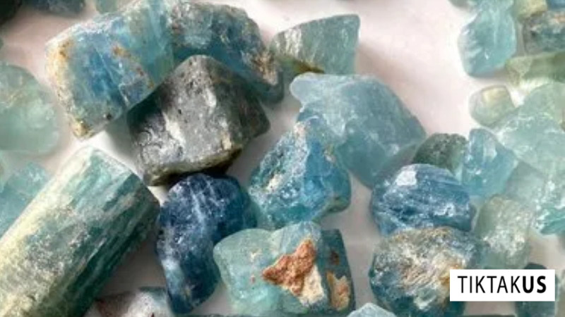 Aquamarine được hình thành trong các khoáng vật pegmatite và thạch anh