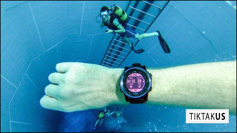 Nếu bạn lỡ mang đồng đồ đi lặn quá lâu, có thể dùng gói hút ẩm để hút nước ra khỏi đồng hồ