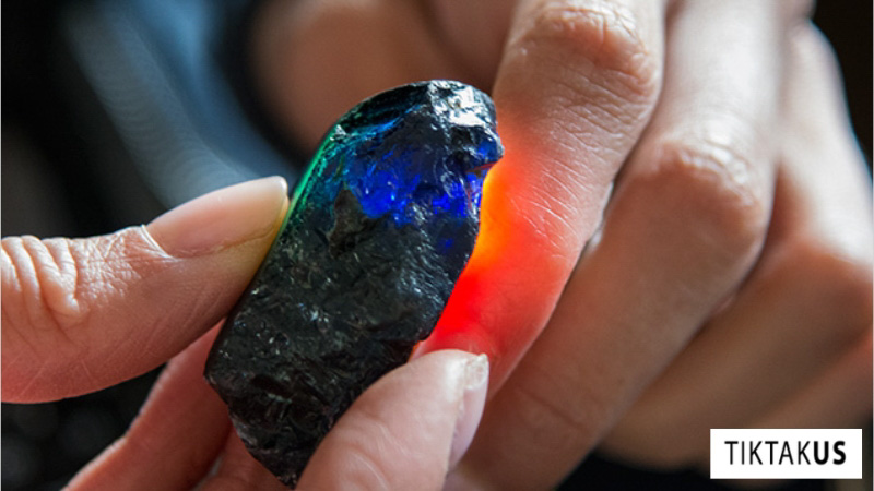 Kiểm tra đá Sapphire bằng cách quan sát đường vân đá hoặc dùng đèn pin
