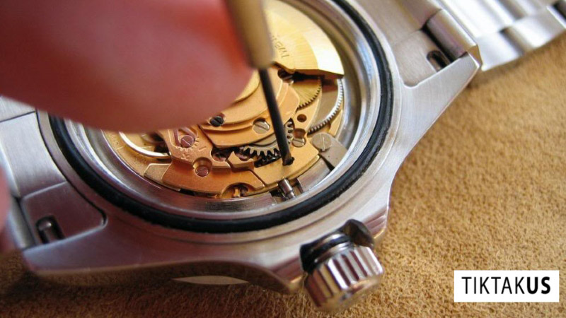 Khi đồng hồ gặp vấn đề, cách tốt nhất là mang đến các cơ sở chuyên về đồng hồ như TIKTAKUS
