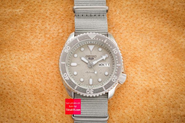 Seiko 5 Sport 2021 phiên bản đặc biệt Superman Grey Cements