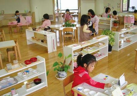 Trẻ hứng thú với mô hình Montessori nhờ giáo cụ học tập đa dạng