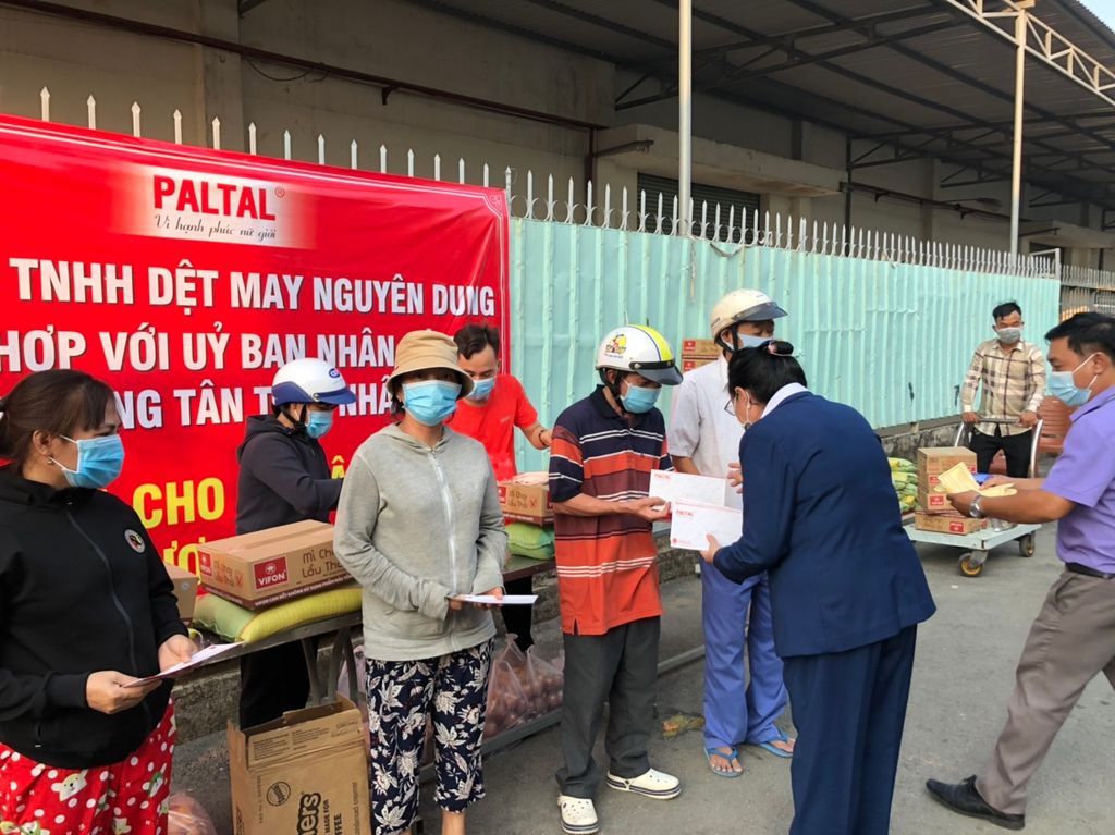 Công ty thời trang Paltal trao quà Tết cho bà con nghèo Xuân Tân Sửu 2021