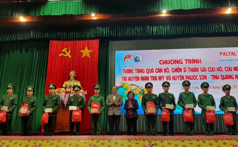 PALTAL ĐỒNG HÀNH CÙNG ĐỒNG CHÍ TRƯƠNG MỸ HOA ĐẾN THĂM, TẶNG QUÀ CHIẾN SĨ, NHÂN DÂN VÙNG SẠT LỞ Ở QUẢNG NAM