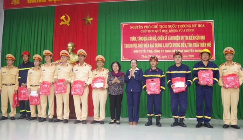 PALTAL đồng hành cùng Nguyên Phó Chủ tịch nước Trương Mỹ Hoa thăm, tặng quà lực lượng cứu hộ cứu nạn Thủy điện Rào Trăng 3