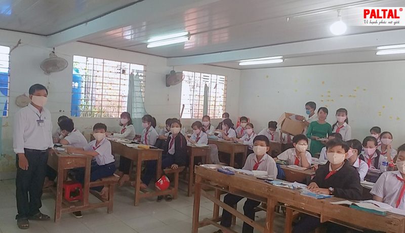PALTAL Dành Tặng Hơn 1300 Chiếc Khẩu Trang Vải Kháng Khuẩn Cho Học Sinh Và Thầy Cô Trường THCS Thạnh Ngãi - Bến Tre