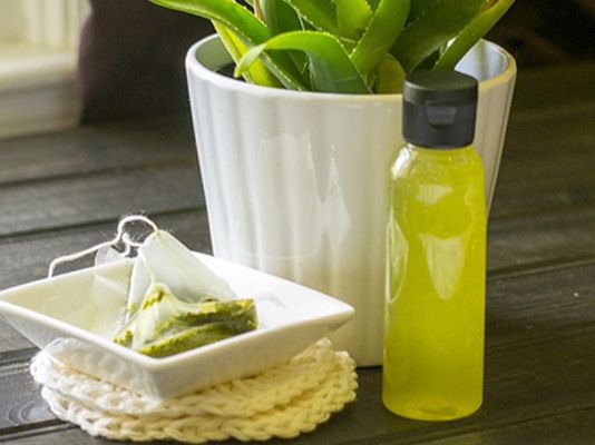Thoải mái trang điểm không lo mụn với nước tẩy trang từ trà xanh