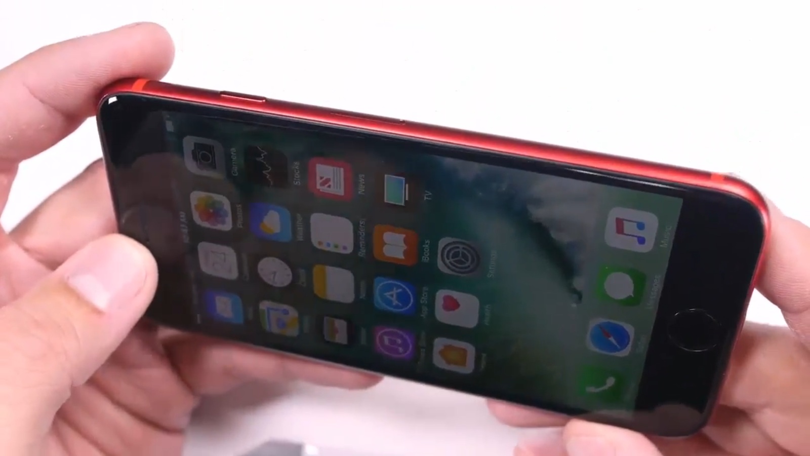 Hai cách hô biến iPhone 7 đỏ mặt trắng thành mặt đen