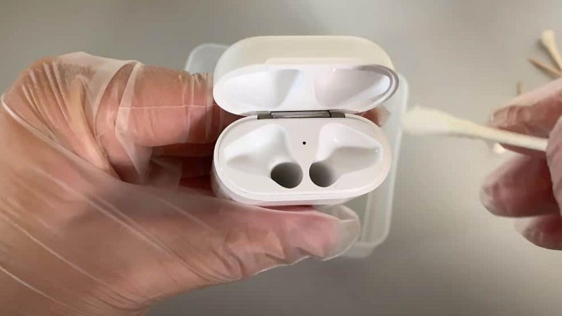 Làm thế nào để vệ sinh tai nghe AirPods sạch như mới??? hình ảnh 3