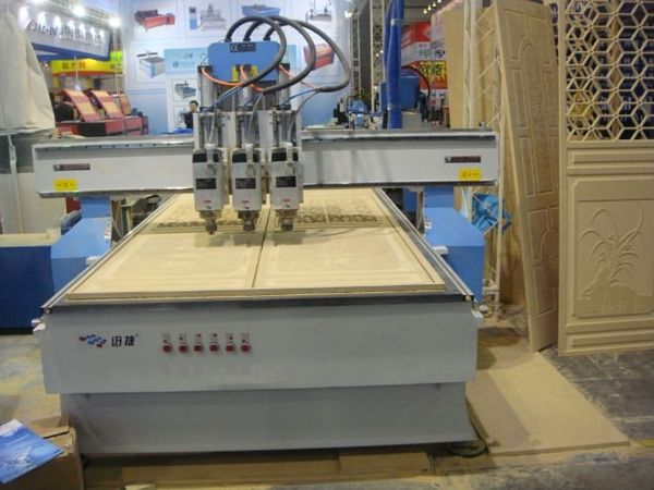 Cắt tấm gỗ bằng phương pháp gia công CNC hiện đại