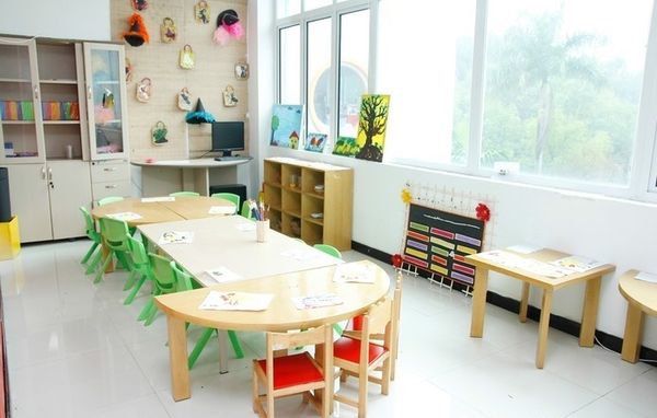 Có nên đóng bàn ghế cho trường mầm non tại Ngô Gia Long?