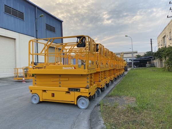 Thuê xe nâng người cắt kéo 12m Haulotte giúp tối ưu chi phí, đảm bảo an toàn