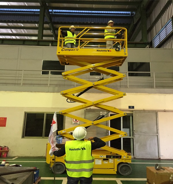 Khách hàng thuê xe nâng người cắt kéo 12m Haulotte để bảo trì nhà xưởng