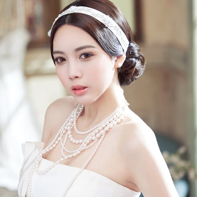 Trong ngày cưới cô dâu có nên đeo kính áp tròng, tại sau không ??