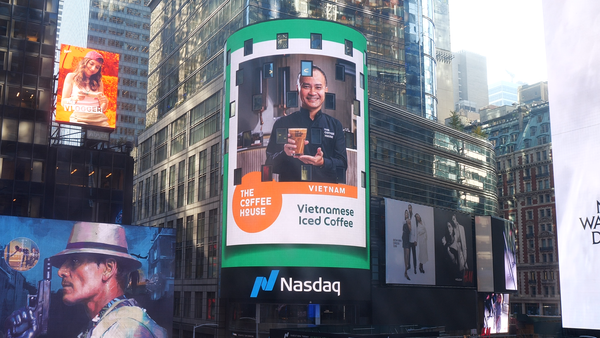 LY CÀ PHÊ SỮA ĐÁ VIỆT NAM XUẤT HIỆN Ở QUẢNG TRƯỜNG THỜI ĐẠI NEW YORK