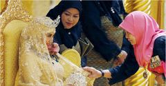Những chiếc váy cưới dát vàng, đính kim cương