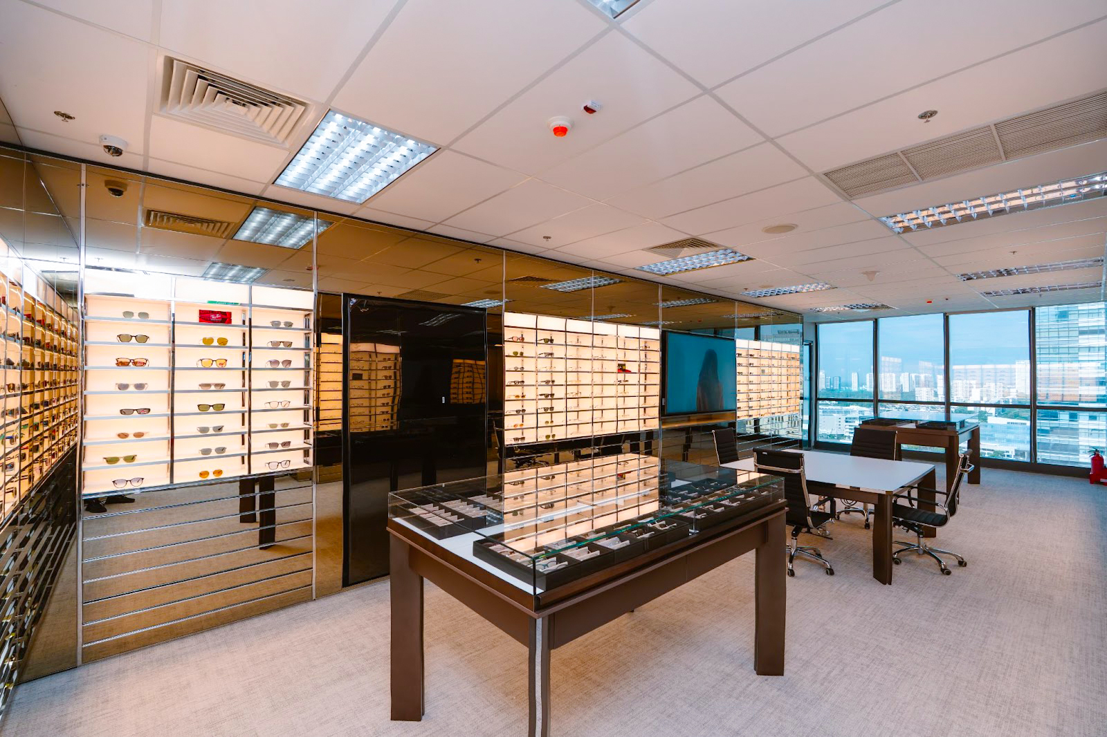 Mắt Kính Shady Vinh Dự Đồng Hành Cùng EssilorLuxottica Tại Lễ Khai Trương Văn Phòng Mới